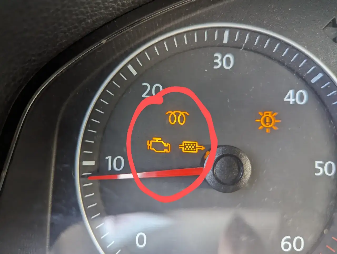 Spia motore accesa e non accelera: la spia del motore e del filtro antiparticolato sono accese, indicando un problema.