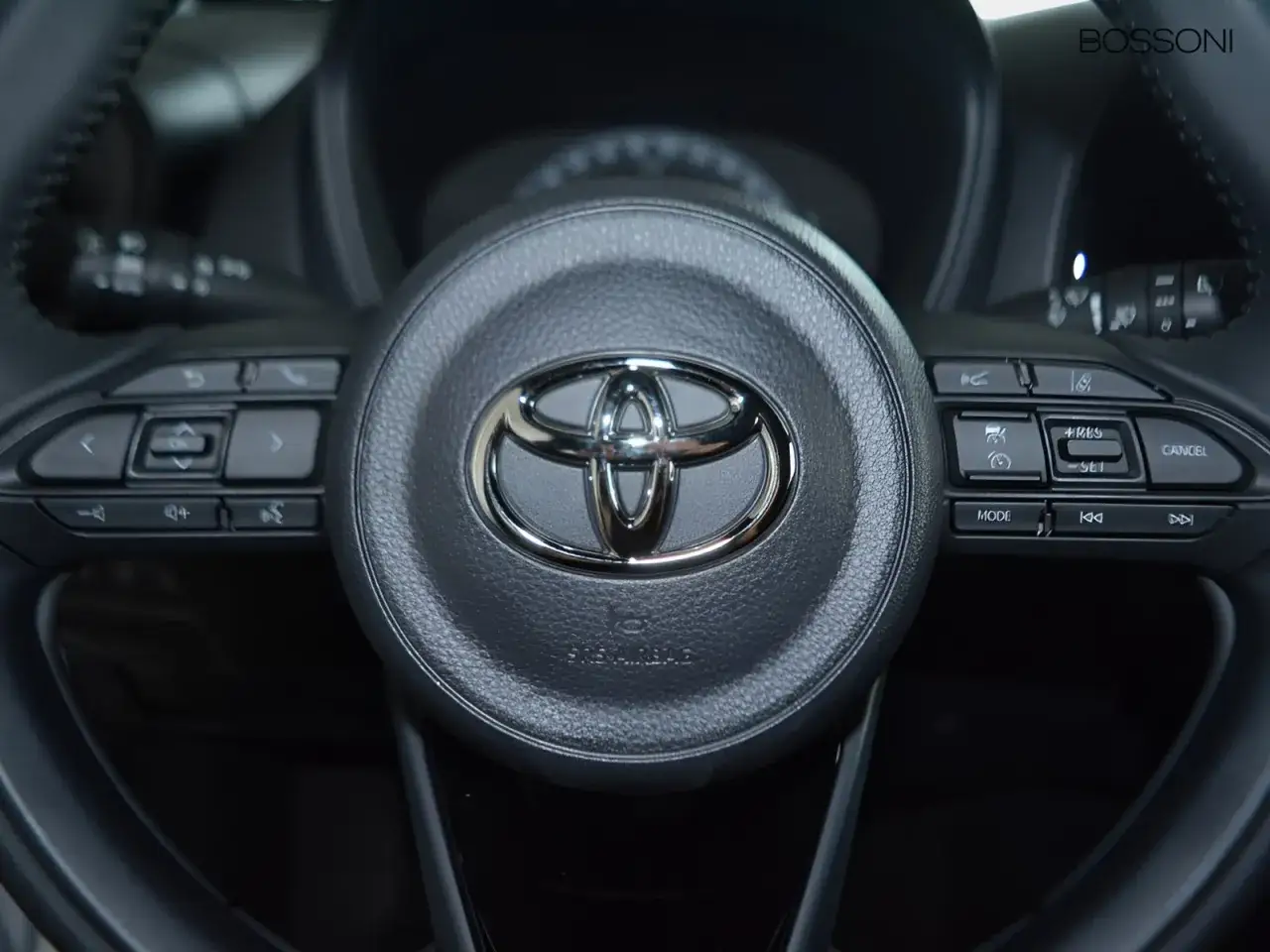 Volante Toyota Aygo con comandi. Per sapere ogni quanto fare il tagliando, consulta il libretto di manutenzione.