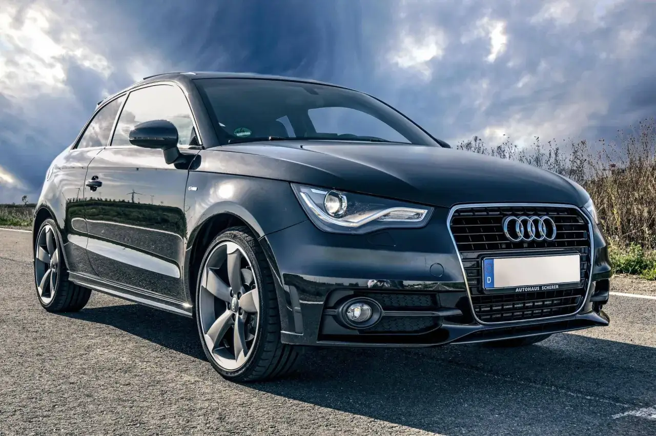 Un neopatentato al volante di un'Audi sportiva, un mix esplosivo.
