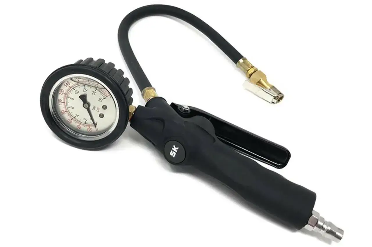 Manometro per gonfiare gomme auto, con impugnatura ergonomica e tubo flessibile.