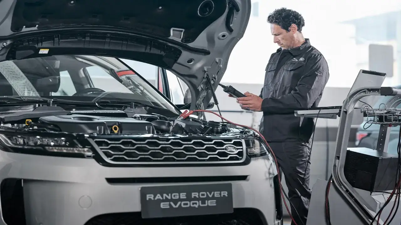 Meccanico controlla Range Rover Evoque con strumento diagnostico. Il tagliando Range Rover Evoque ogni quanti km &egrave; fondamentale per la sua salute.