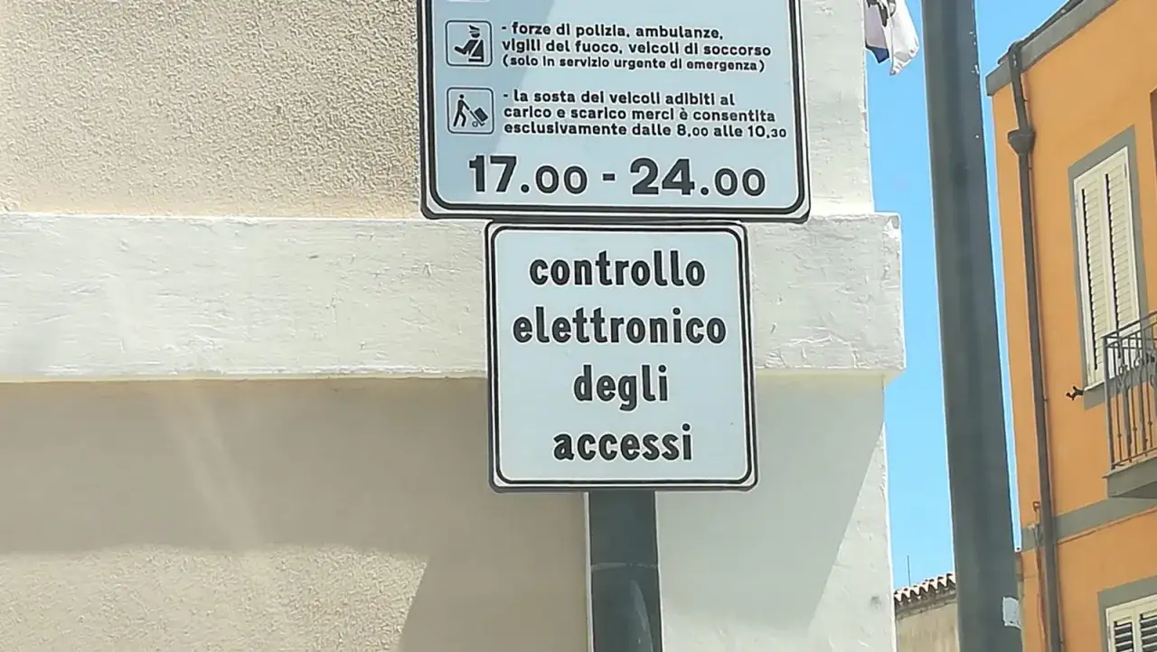Segnale di zona traffico limitato con controllo elettronico accessi. Attenzione alla multa per punti se si entra fuori orario.
