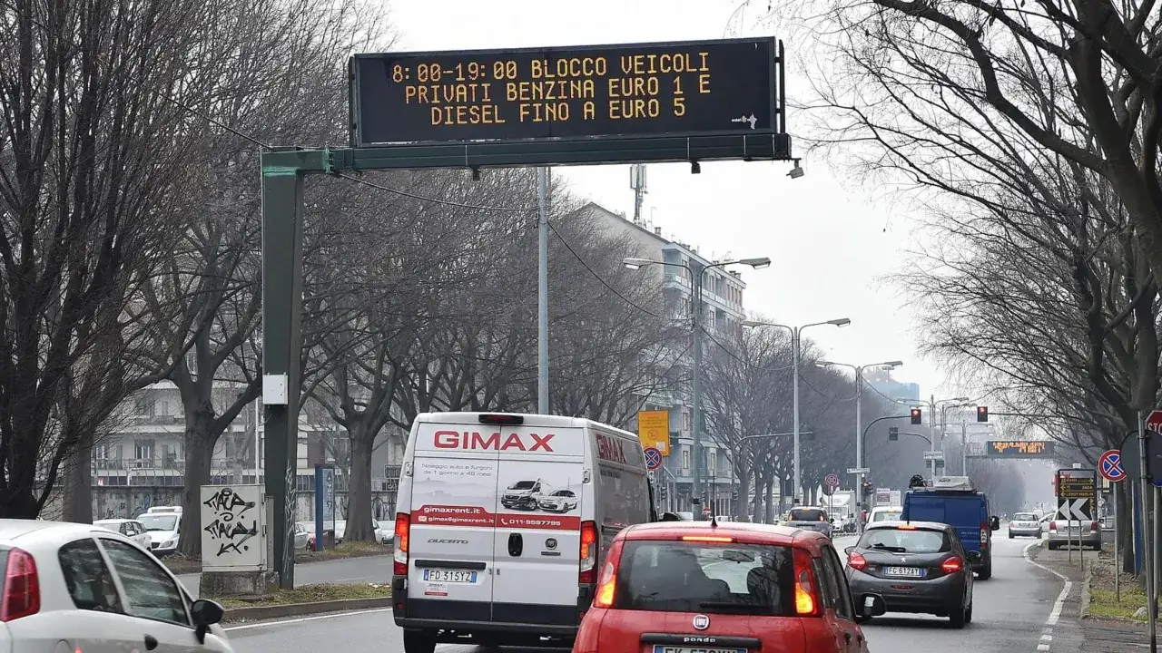 Blocco veicoli privati benzina Euro 1 e diesel fino a Euro 5 dalle 8:00 alle 19:00. Traffico in citt&agrave;.