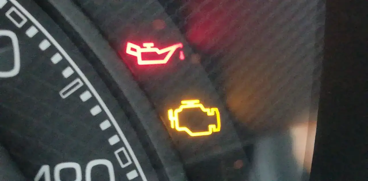 Spia olio arancione accesa sul cruscotto, insieme alla spia del motore. Attenzione!