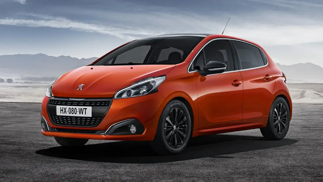 Peugeot 208 arancione lucido, perfetta per scoprire il costo tagliando Peugeot 208.