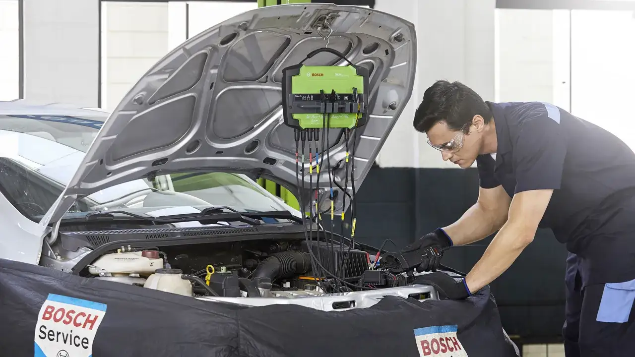 Tecnico effettua revisione auto ibride con apparecchiatura Bosch.