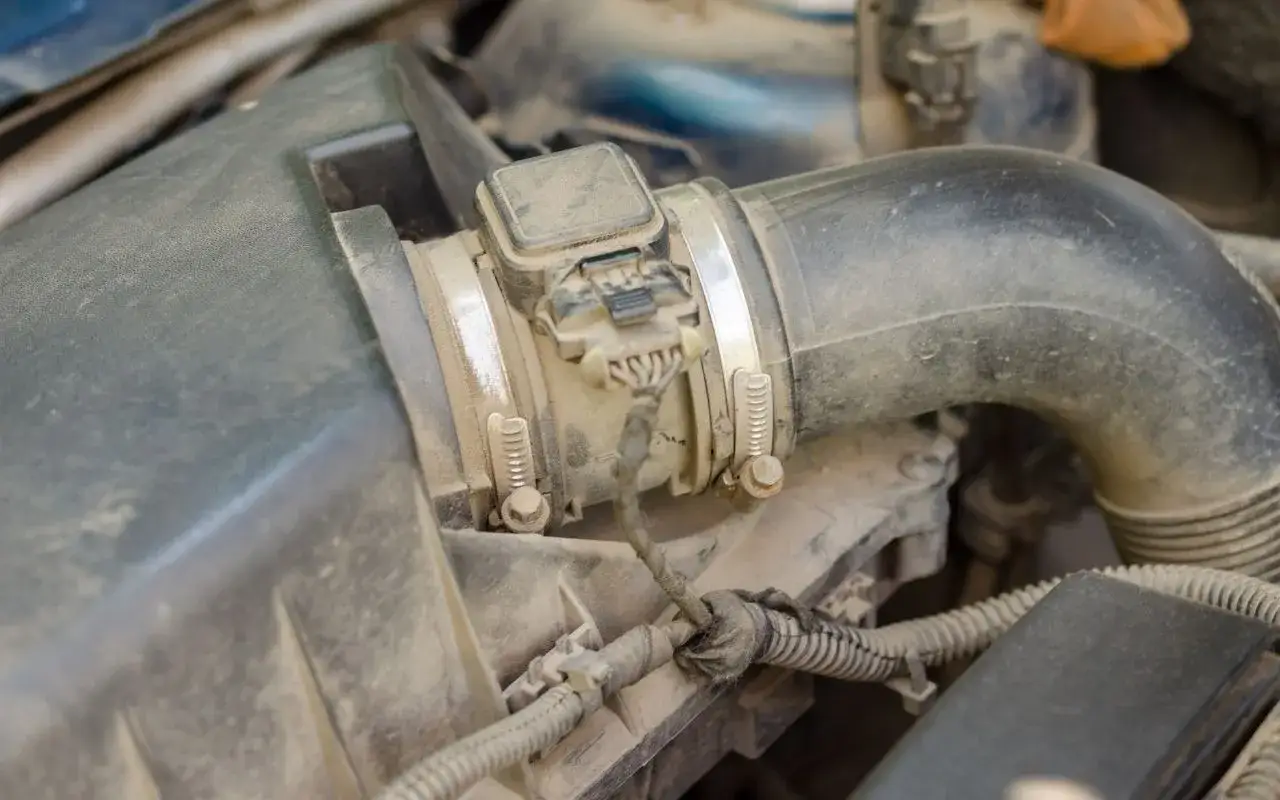 Debimetro a cosa serve: questo componente misura il flusso d'aria nel motore, essenziale per la corretta combustione.