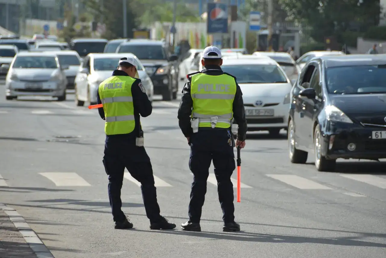 Agenti di polizia in alta visibilità fermano il traffico, forse per un controllo o quando viene sospesa la patente.