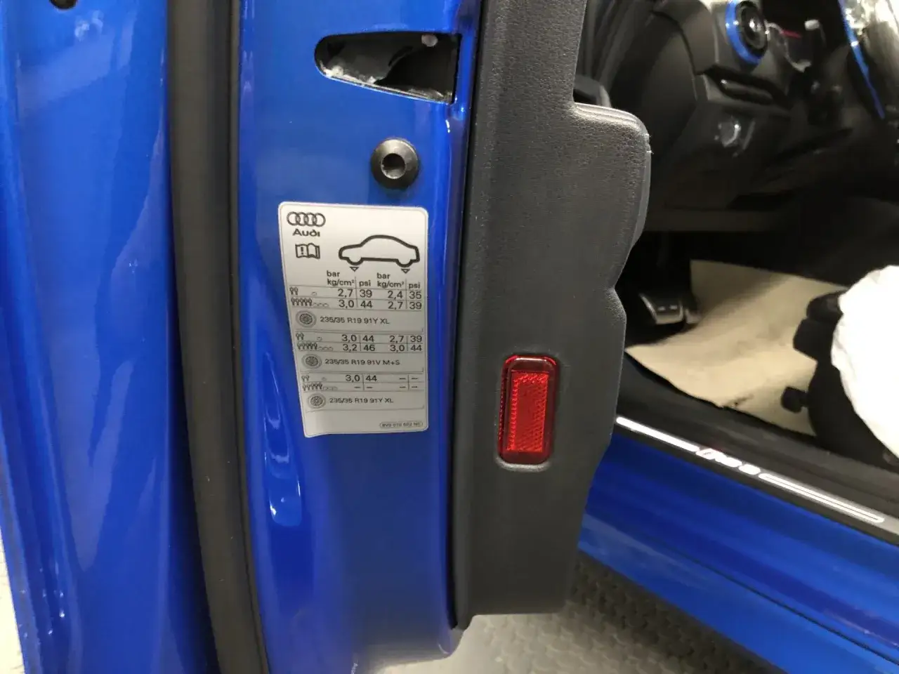 Etichetta Audi con indicazioni sulla pressione pneumatici 235/35 R19. Non ci sono riferimenti a pneumatici 195/55 r16.