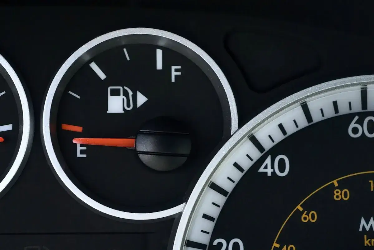Cruscotto auto: la spia della pompa benzina indica che il serbatoio &egrave; quasi vuoto.