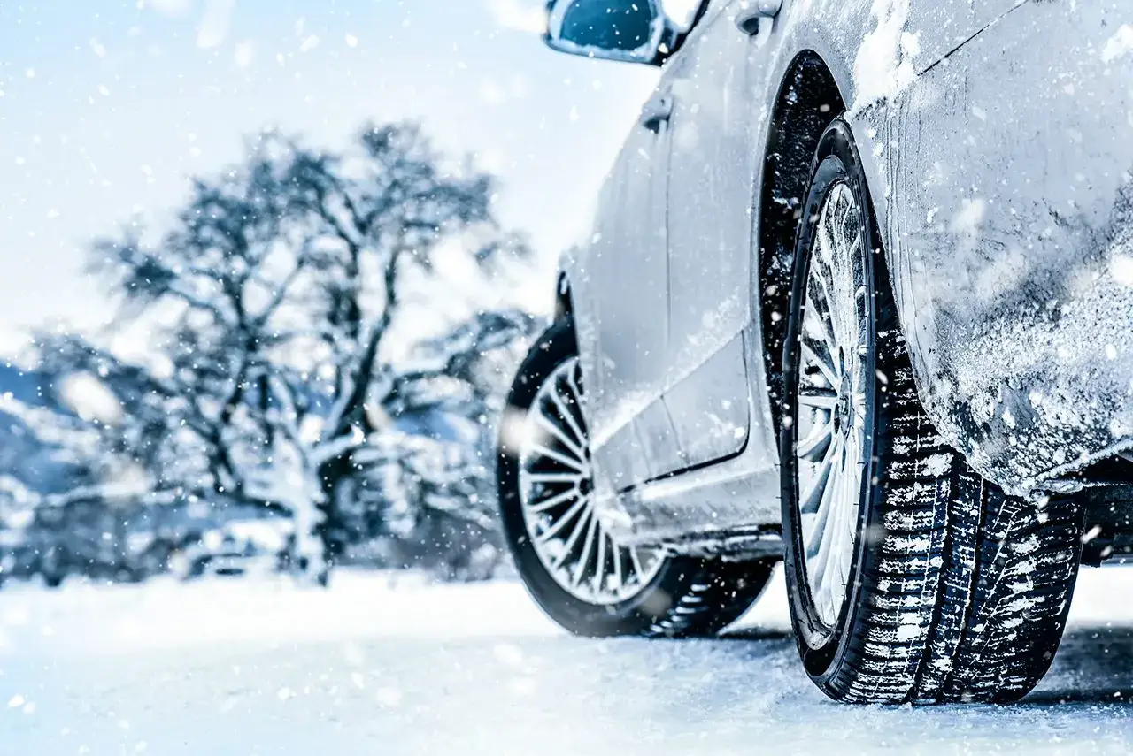 Gomme invernali per auto elettriche su strada innevata. Sicurezza e aderenza anche con la neve.