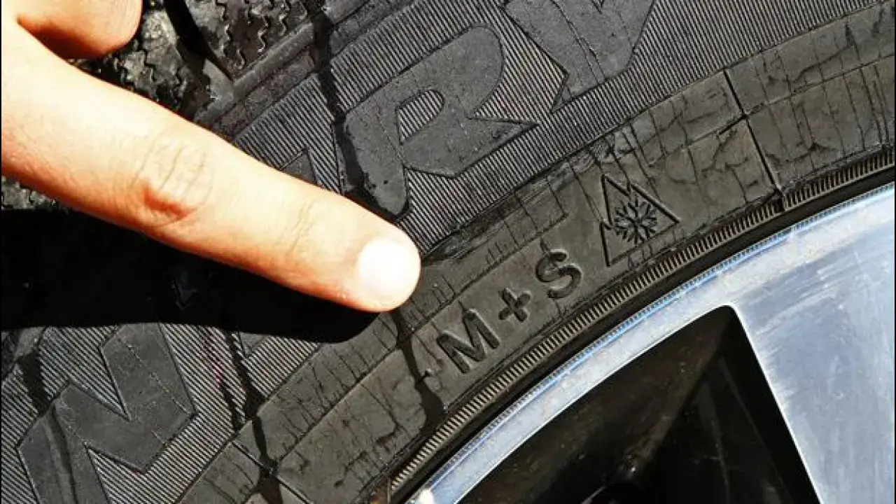 Dito M+S e fiocco di neve: le gomme invernali non si rovinano a temperature sotto i 7&deg;C, ma offrono sicurezza.