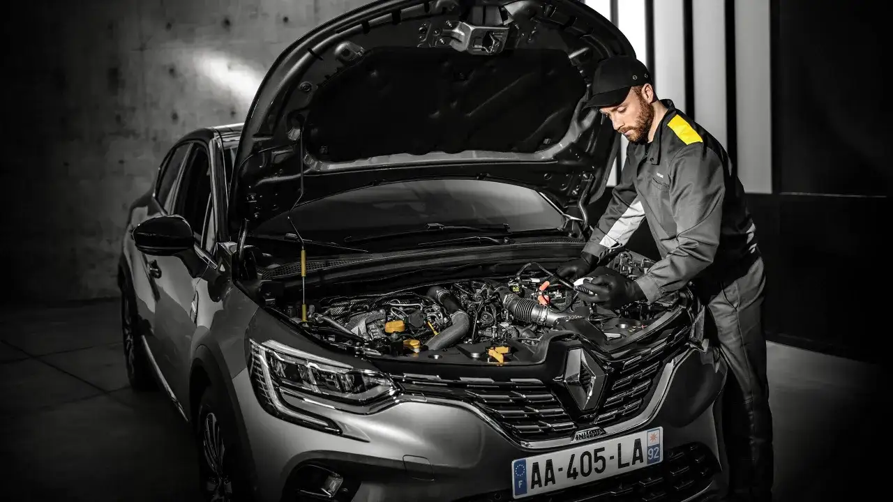Meccanico controlla motore Renault Clio. Scopri il costo tagliando Renault Clio per una manutenzione impeccabile.