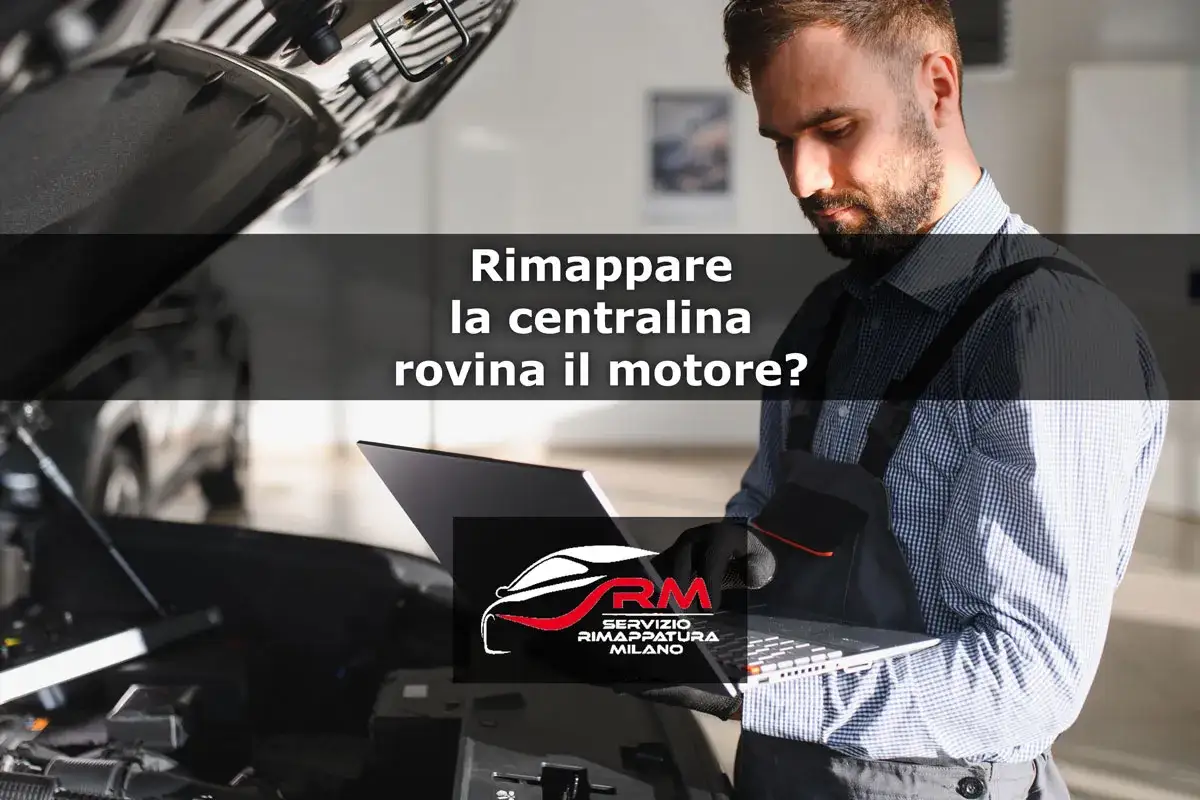 Meccanico con laptop valuta se rimappare la centralina rovina il motore. Logo RM Servizio Rimappatura Milano.