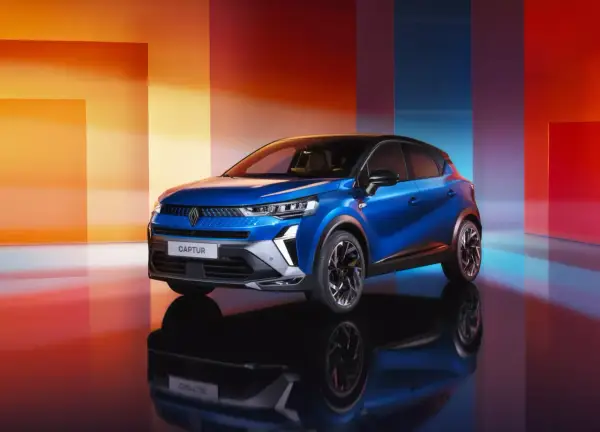 Renault Captur blu, con cerchi in lega dal design sportivo. Le gomme sono adatte a un SUV compatto, pronte per ogni avventura.