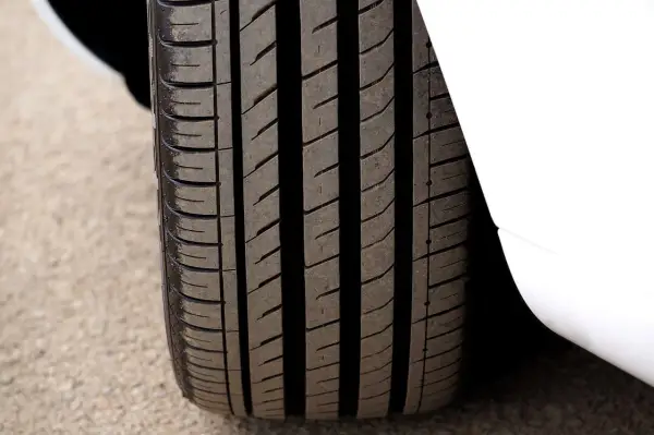 Gomme auto con battistrada residuo 5 mm. La profondità del battistrada è ancora buona per affrontare la strada.