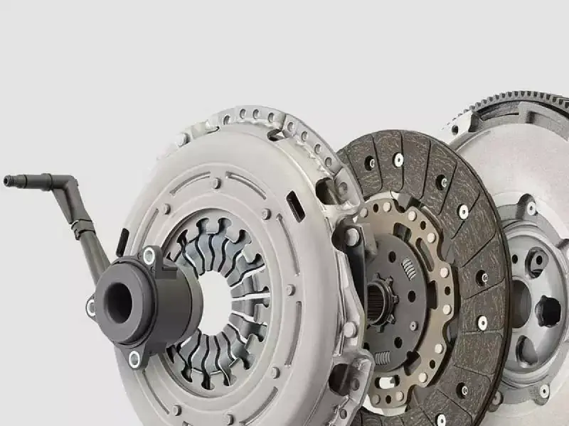 Parti di frizione per auto: disco, spingidisco e volano. Componenti essenziali per il cambio marcia.